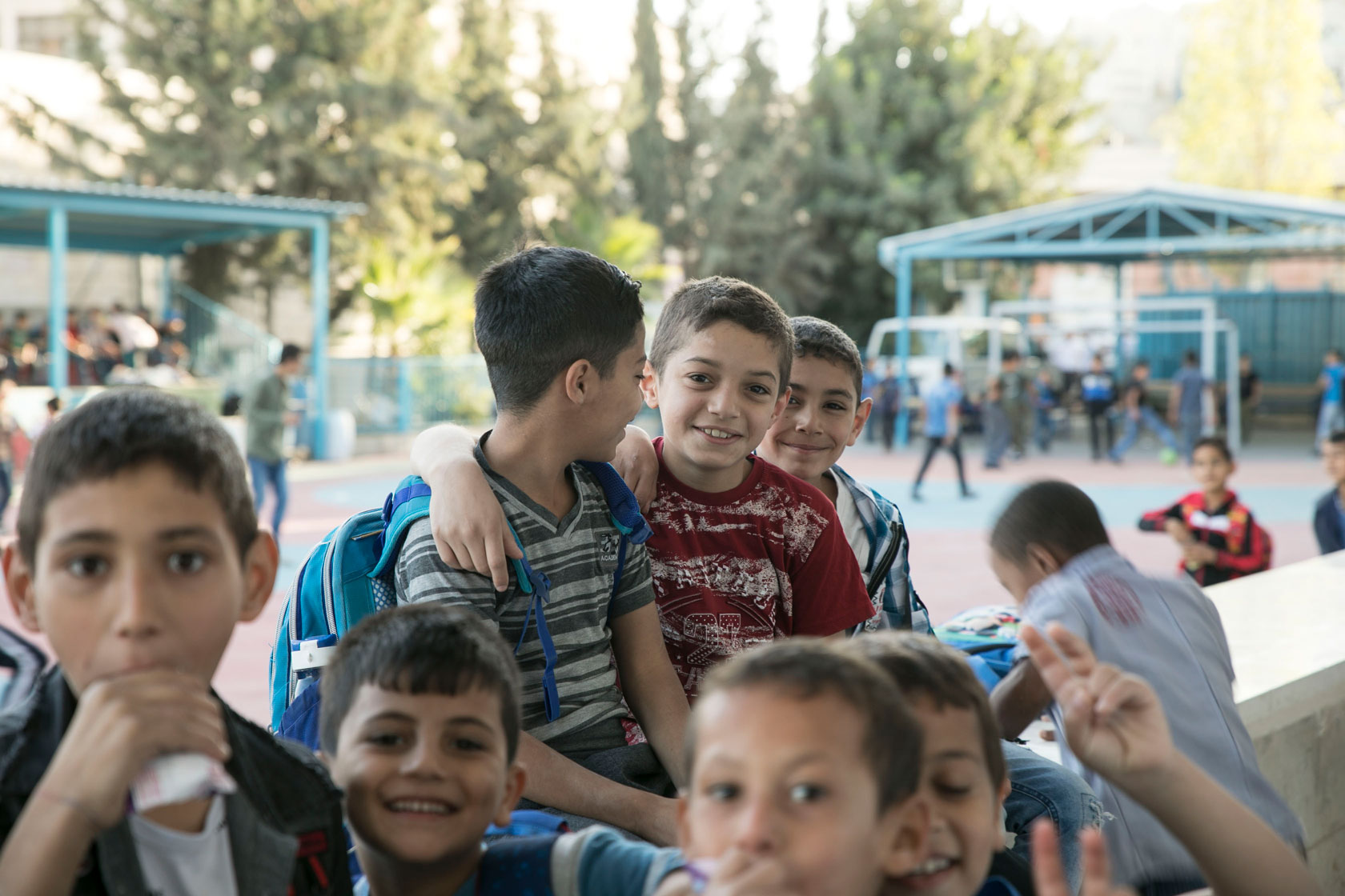 imagen de chicos en palestina dentro una escuela de UNRWA