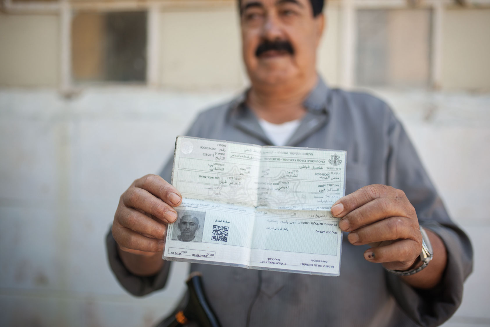 Imagen de un hombre con su certificado en mano en Palestina por UNRWA